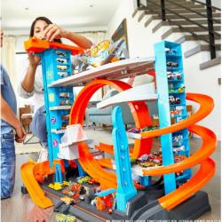 Heiß Wheels Ultimate Garage Tower Shark Loop Racetrack, 2 Vehicles Set