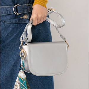 フラップカラーショルダーバッグ