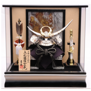 【五月人形】ベビーザらス限定　兜ケース飾り「上杉謙信　金銀唐草前立アクリル」