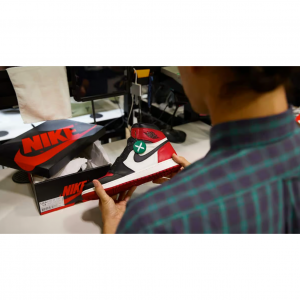 5个国内外球鞋鉴定平台/App推荐 （附鉴定流程+费用）- 得物、FAKEBUSTERS、LEGIT APP等！