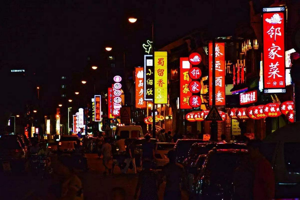 嘉兴路美食街是近年来乐山城区内与张公桥齐名的好吃嘴聚集地.