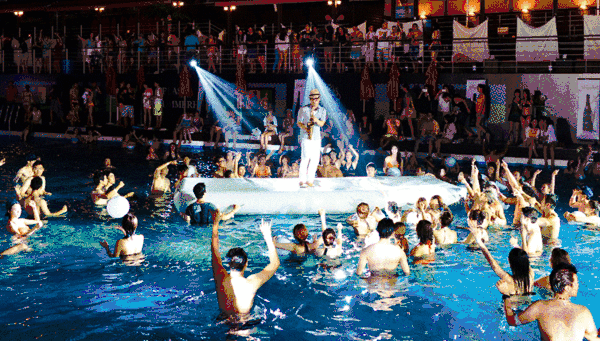 除此之外,水世界的异国风情表演:包括俄罗斯风情舞,非洲鼓舞团,佤族