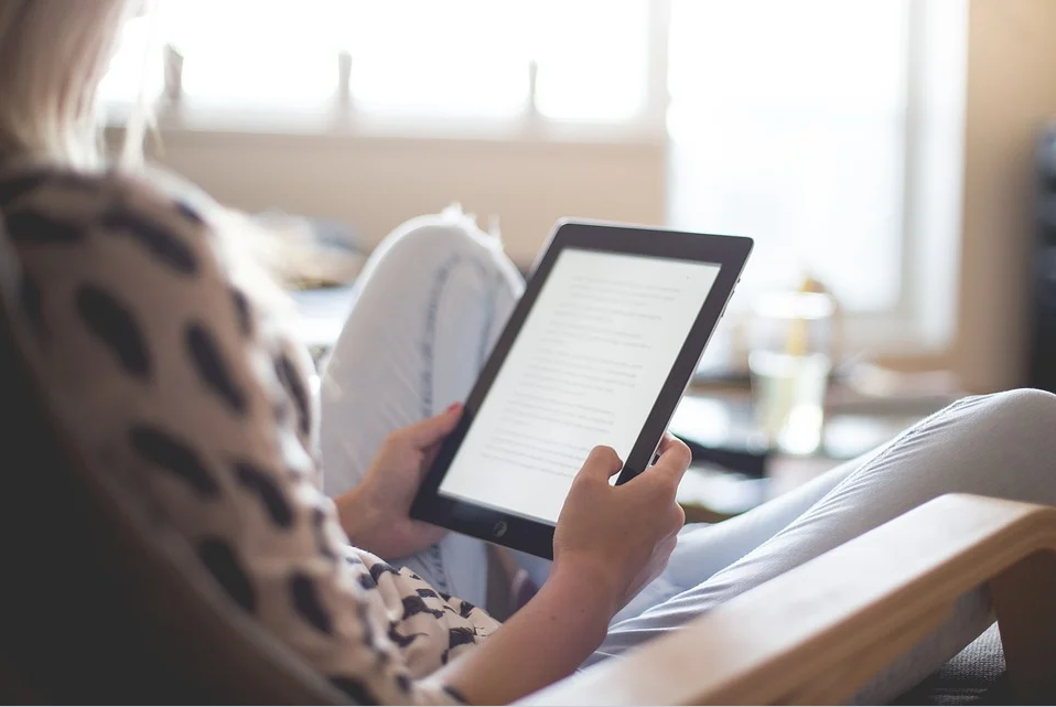 6 Best eReaders for PDF, Newspaper, and Audiobooks 2024