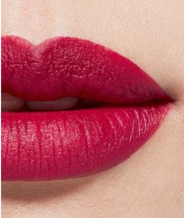 Chanel's Rouge Allure Velvet Matte Lip Color in La Favorite – Q8