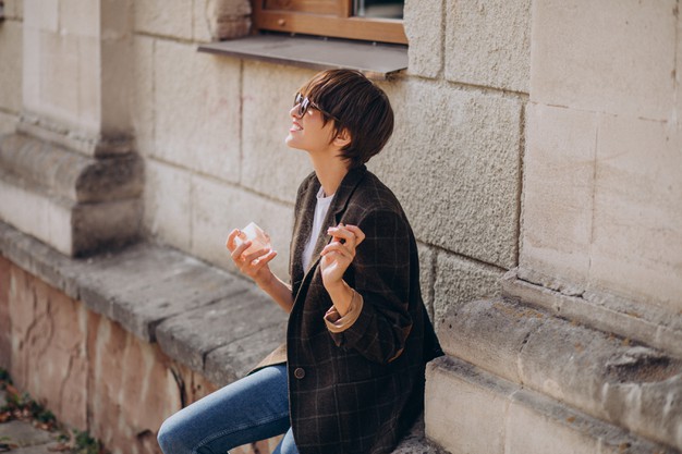 1610420430300571.jpg woman-applying-fragrance-her-neck_1303-24735.jpg