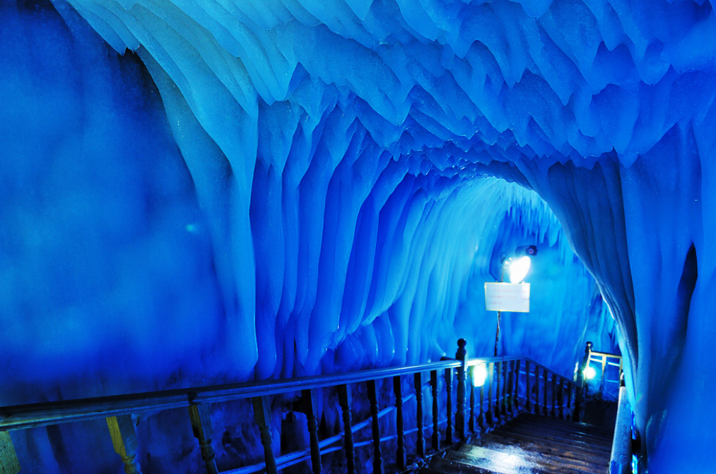 都说秦岭是避暑胜地,而秦岭北脉的翠华山冰风洞可是一个"天然冰柜".