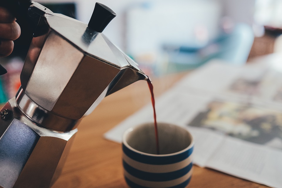 Moka Pot vs Pour Over - Which Brews Better Coffee? — Parachute Coffee