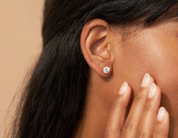 Vrai Solitaire Round Brilliant Diamond Studs